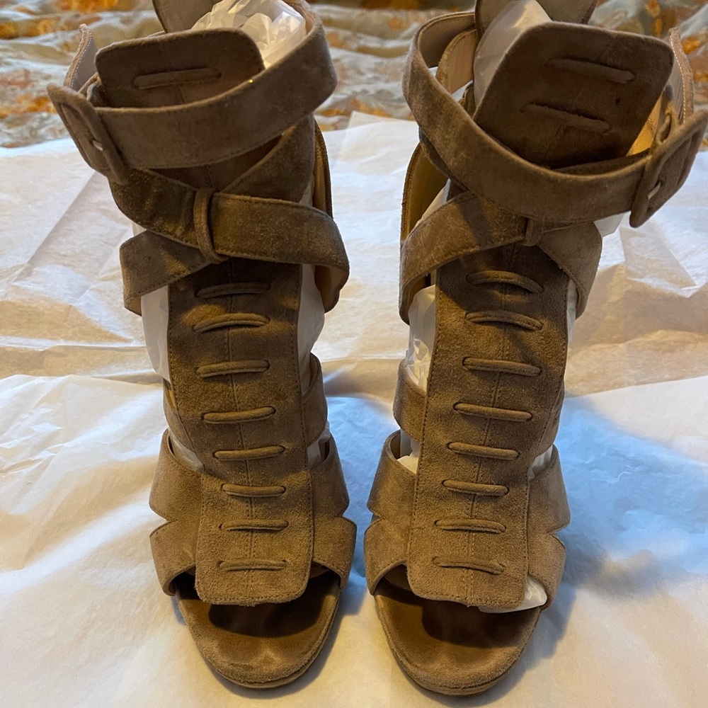 Louboutin nude heels 37